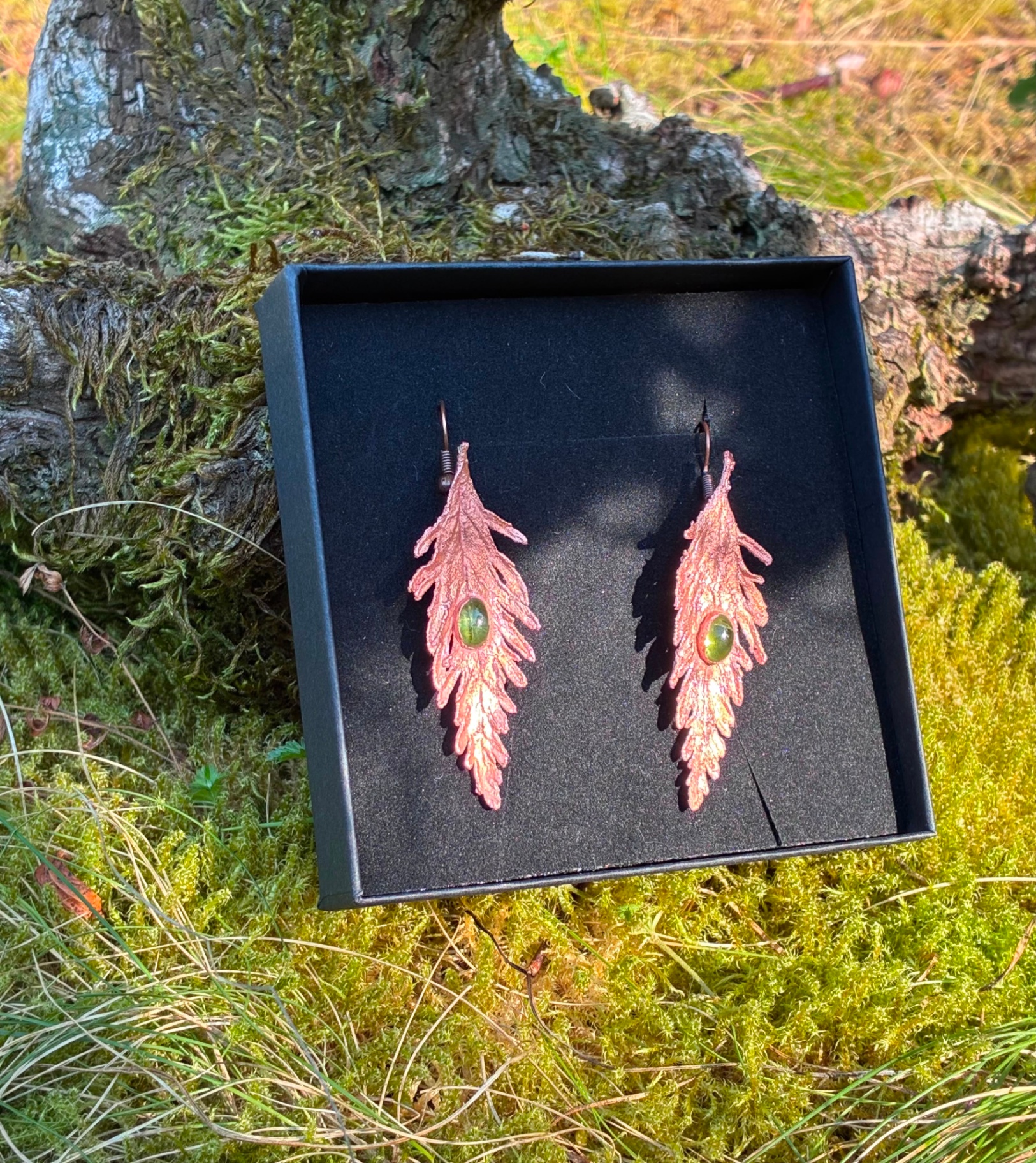 Boucles Verveina, feuilles de verveine cuivrées et péridot, pièce unique, vue détail