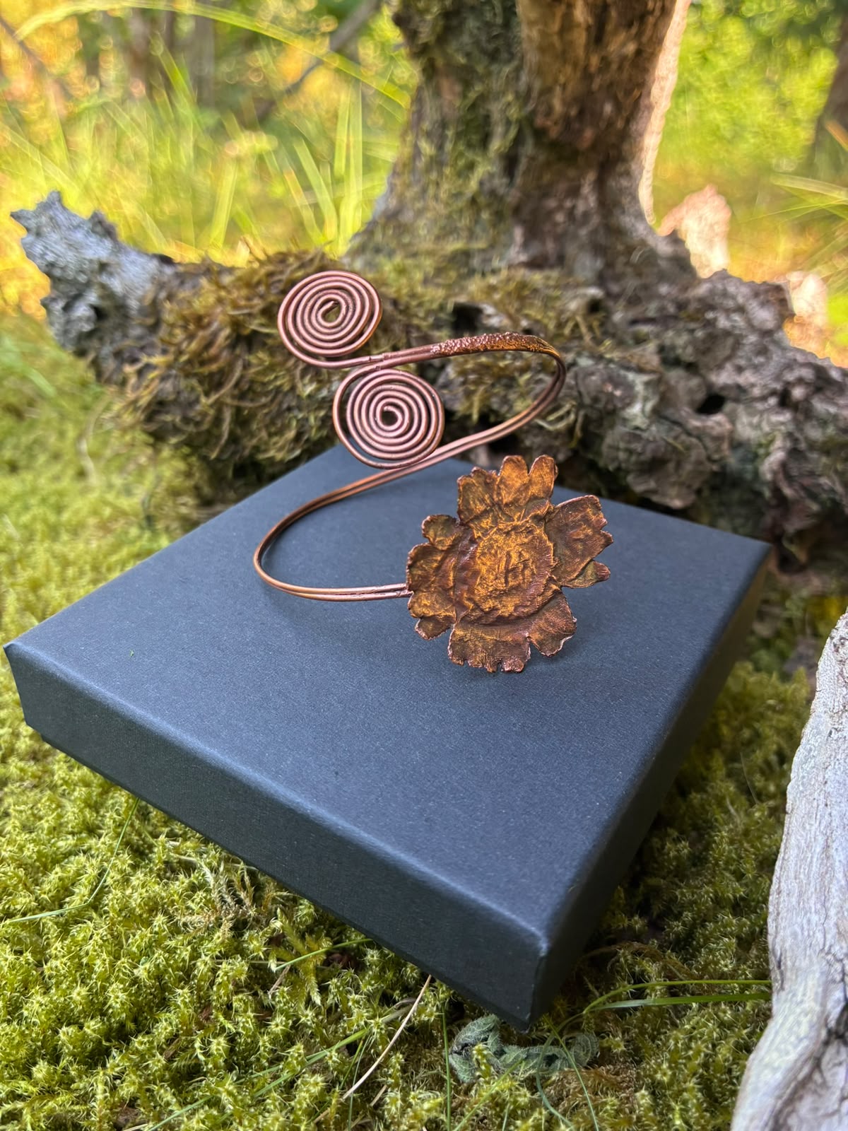 Bracelet Flora, marguerite séchée enveloppée de cuivre, pièce unique, vue détail