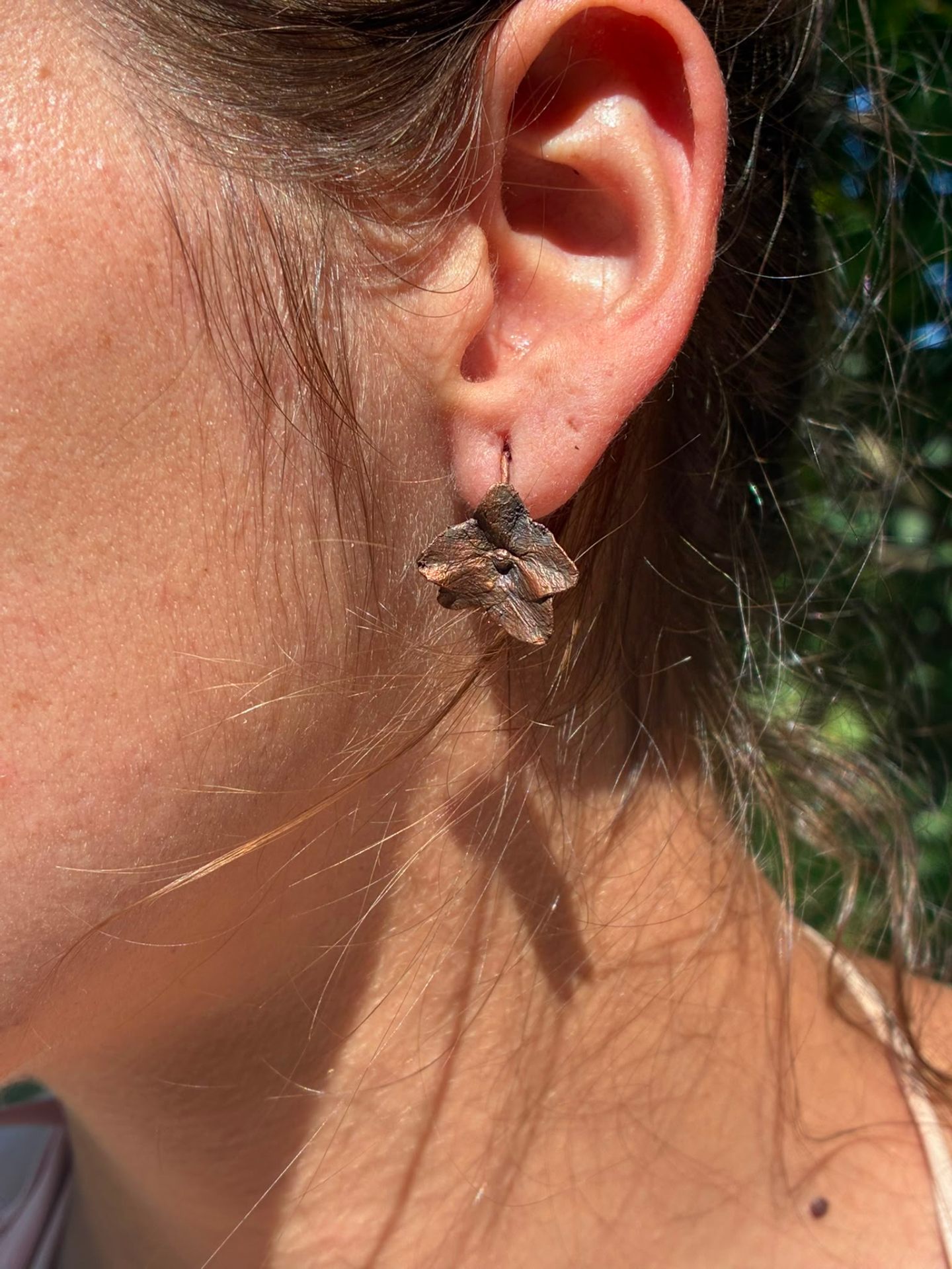 Boucles d'oreilles Hestia, fleurs d'hortensia cuivrées faites main dans les Pyrénées, vue détail