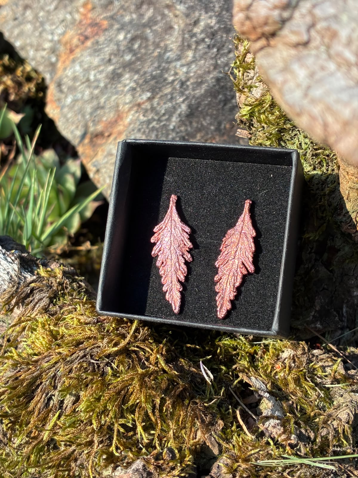 Boucles clou Verveina, petite feuille de verveine cuivrée, faite main