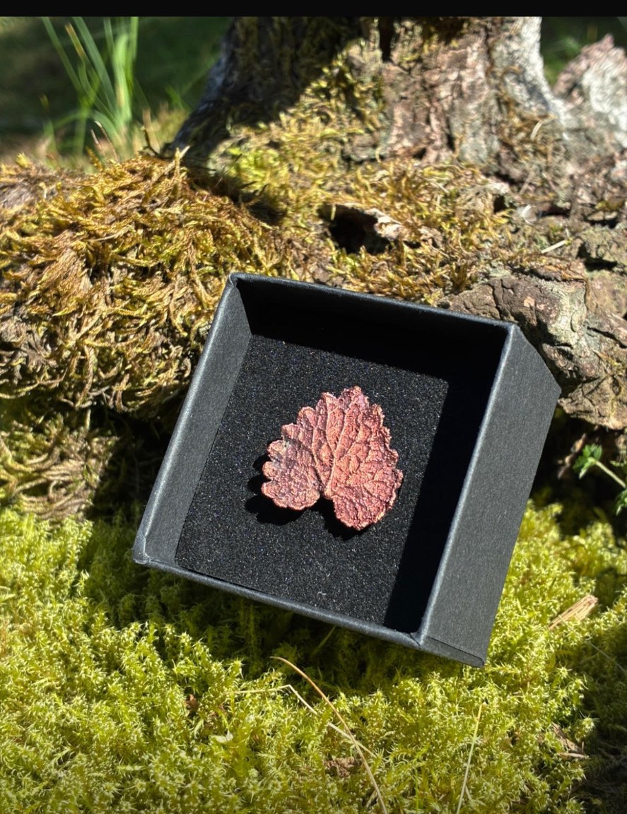 Boucles d'oreilles en cuivre en forme de feuilles de chêne véritables, faites main dans les Pyrénées, détail de patine