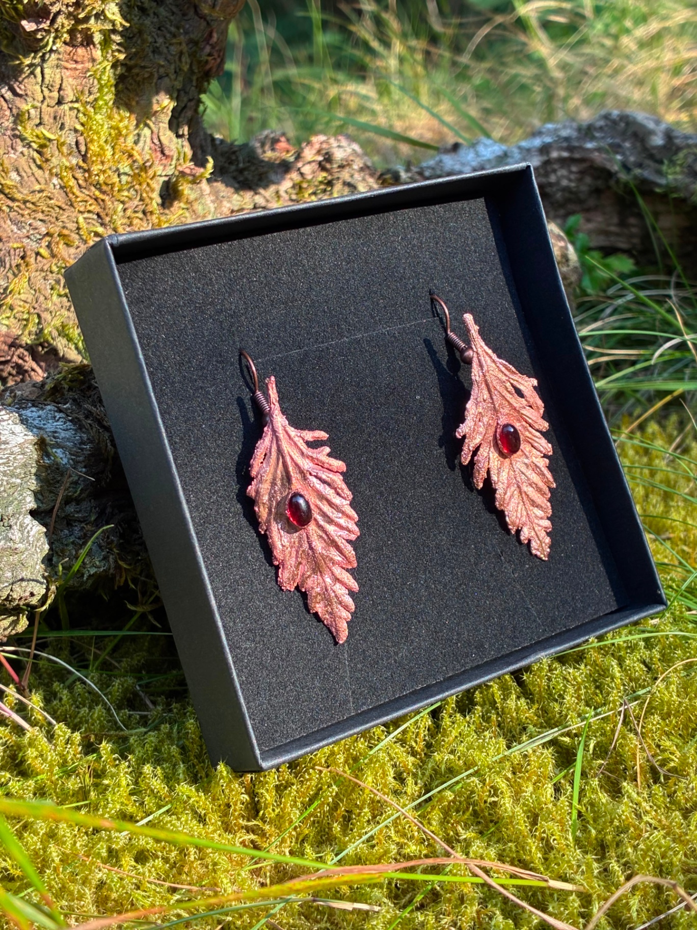 Boucles Verveina, feuilles de verveine cuivrées et perles de grenat, pièce unique, vue détail