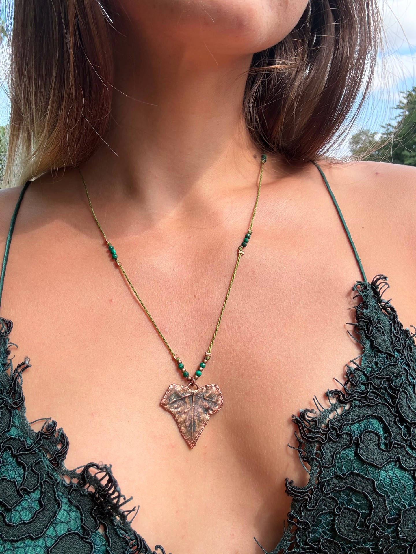 Collier Lierra, feuille de lierre cuivrée et perles de malachite, pièce unique