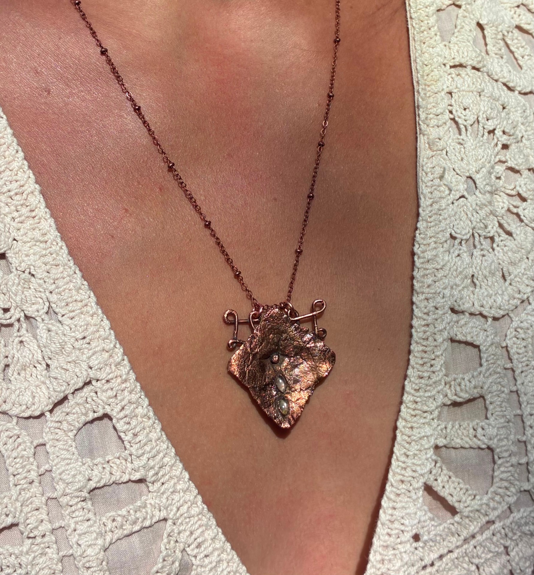 Collier Hortensia, fleur rose des Pyrénées cuivrée et perles de quartz rose