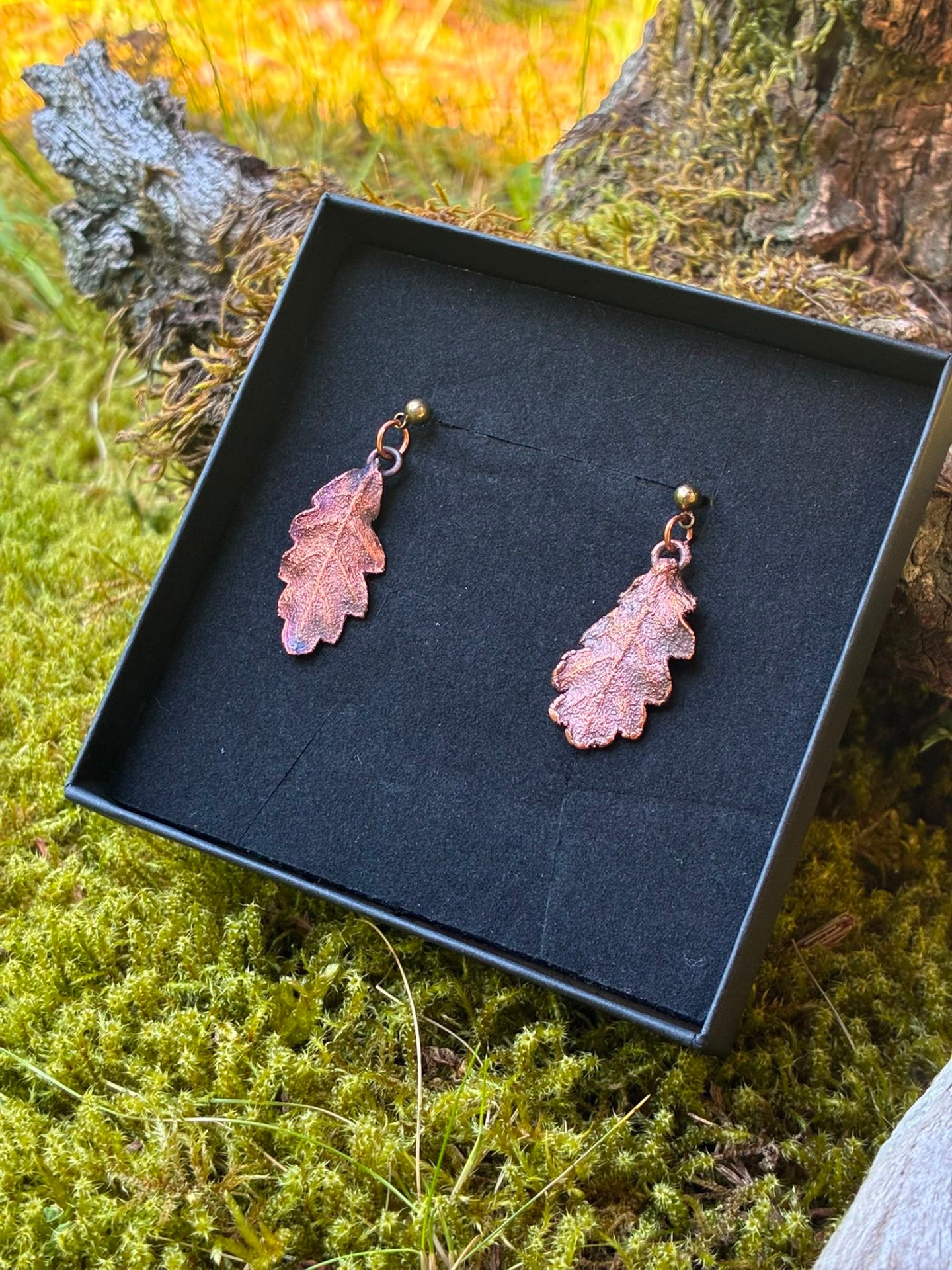 Boucles d'oreilles Queras, jeunes feuilles de chêne cuivrées, pièce unique des Pyrénées, vue détail