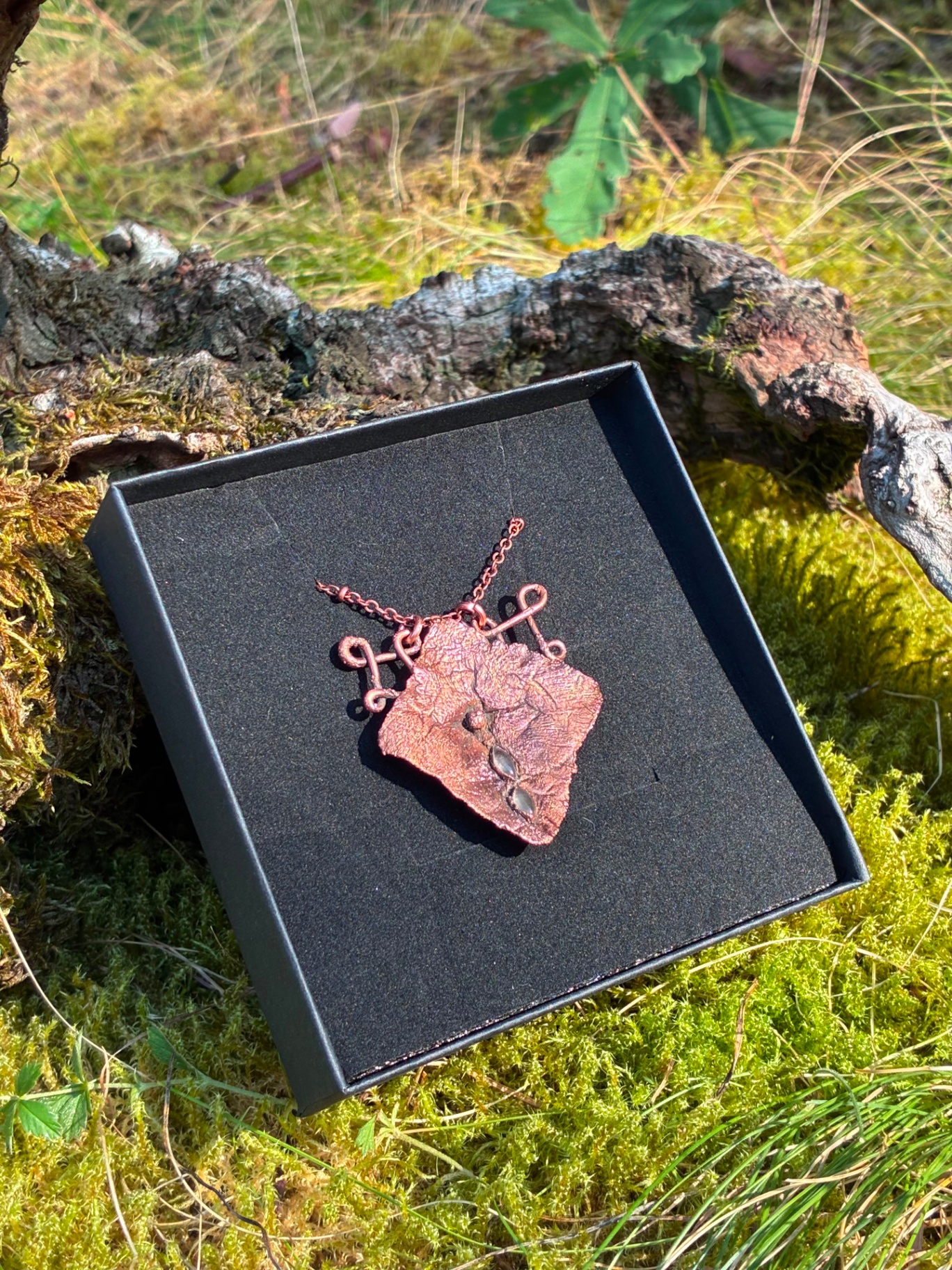 Collier Hortensia, fleur rose des Pyrénées cuivrée et perles de quartz rose, vue détail