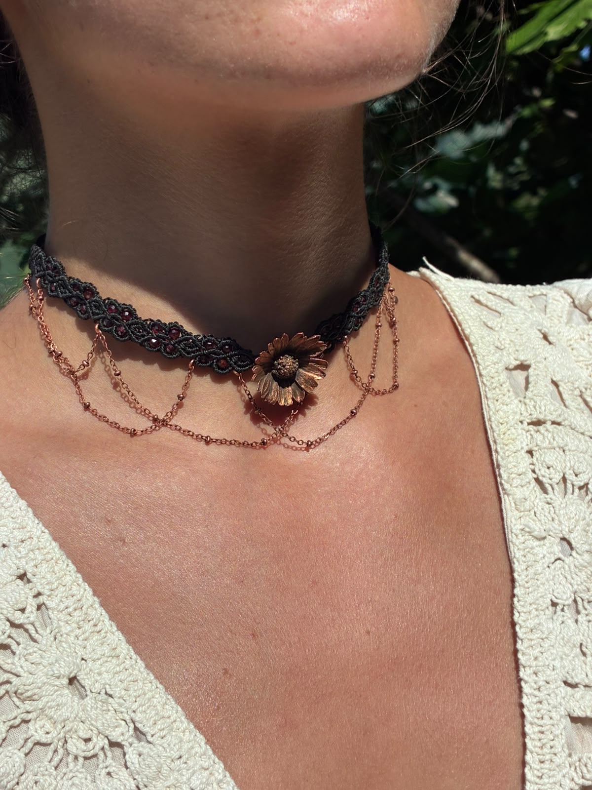 Collier Ostara, pâquerette cuivrée et perles de grenat, pièce unique, vue détail