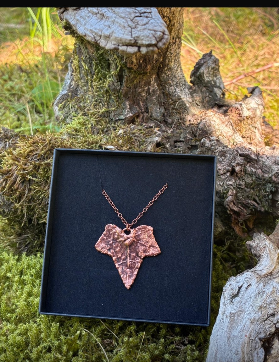 Collier en cuivre en forme de feuille de lierre en spirale, fait main dans les Pyrénées, détail de patine