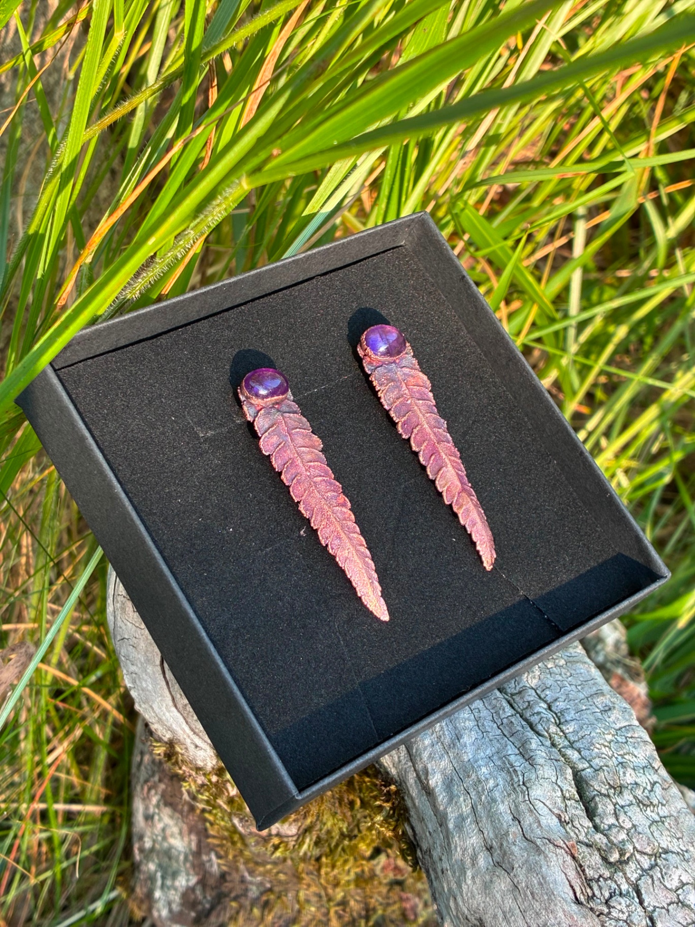 Boucles Freya, jeunes crosses de fougère cuivrées et améthyste, pièce unique