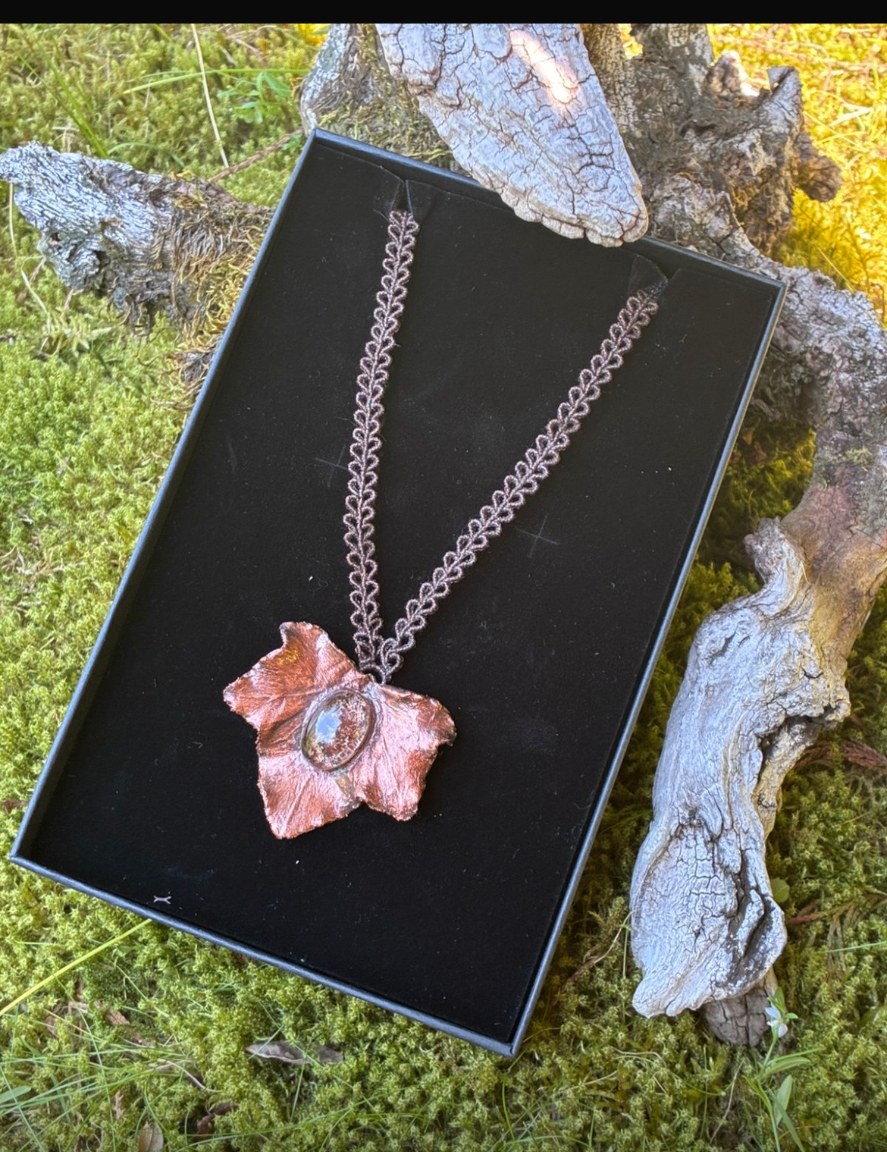 Collier en cuivre en forme de feuille de lierre serti d'un cabochon, fait main dans les Pyrénées