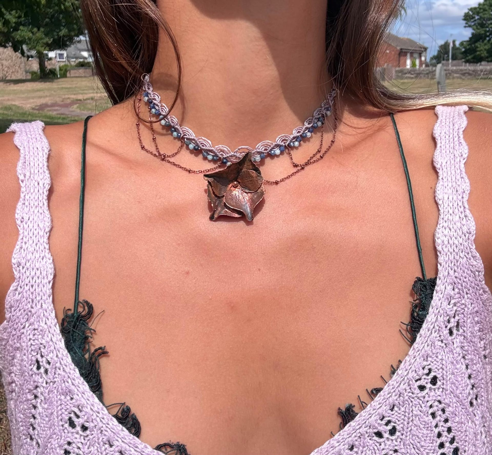 Collier Hestia, hortensia bleu cuivré, sodalite et aigue-marine, pièce unique des Pyrénées