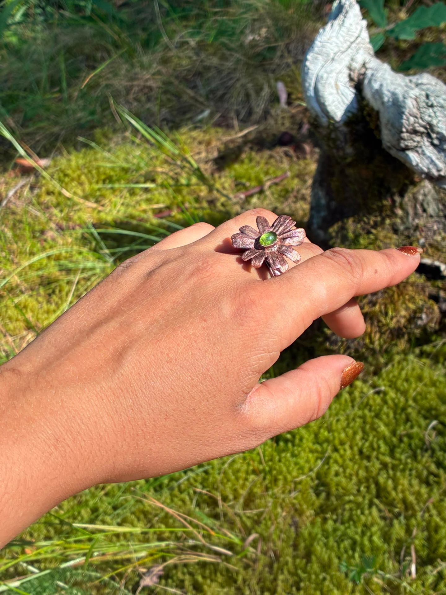 Bague Daisy, marguerite cuivrée et péridot, pièce unique faite main, vue détail