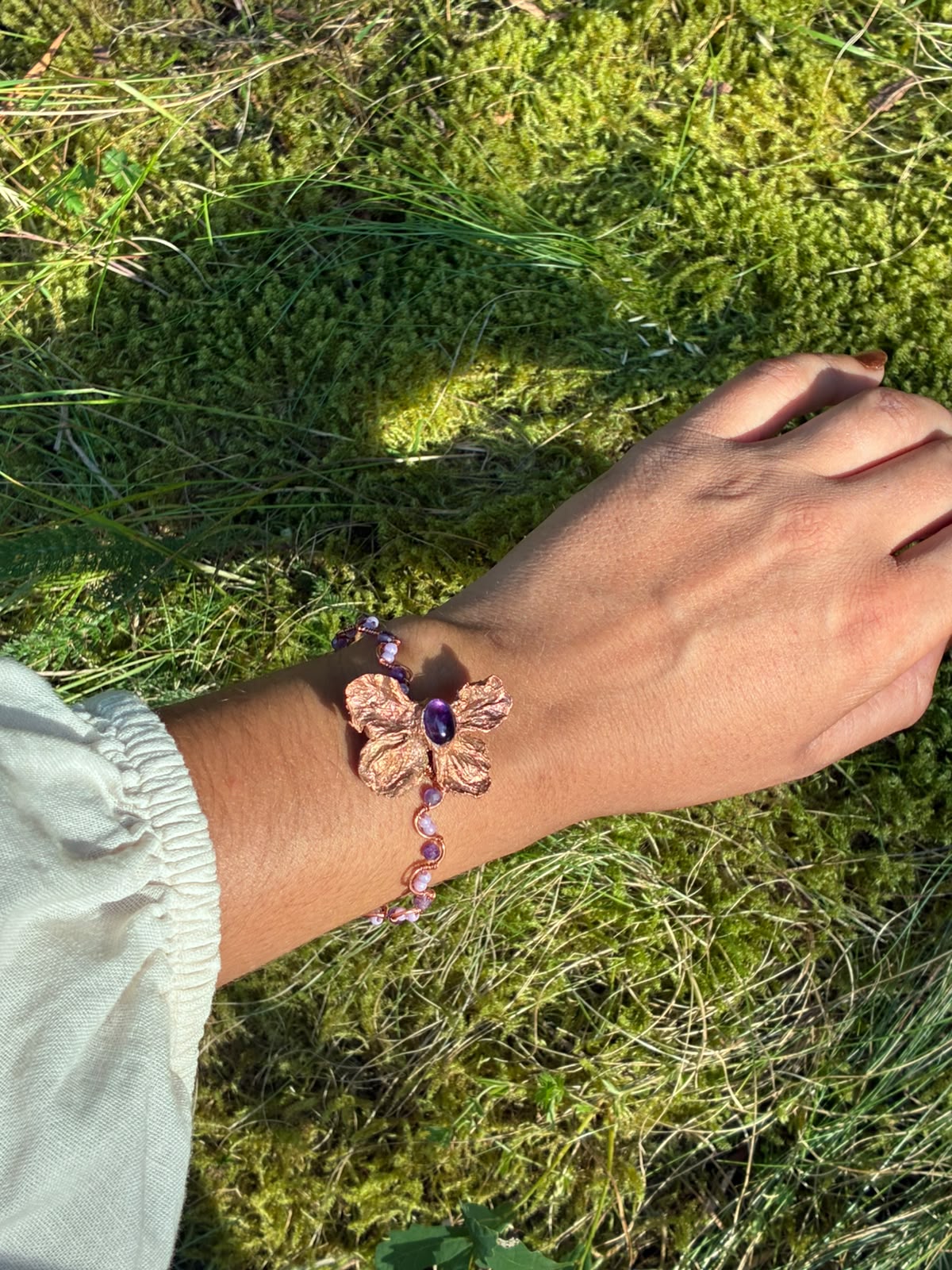 Bracelet Fée papillon, fleur de prunier cuivrée et améthyste, pièce unique, vue détail