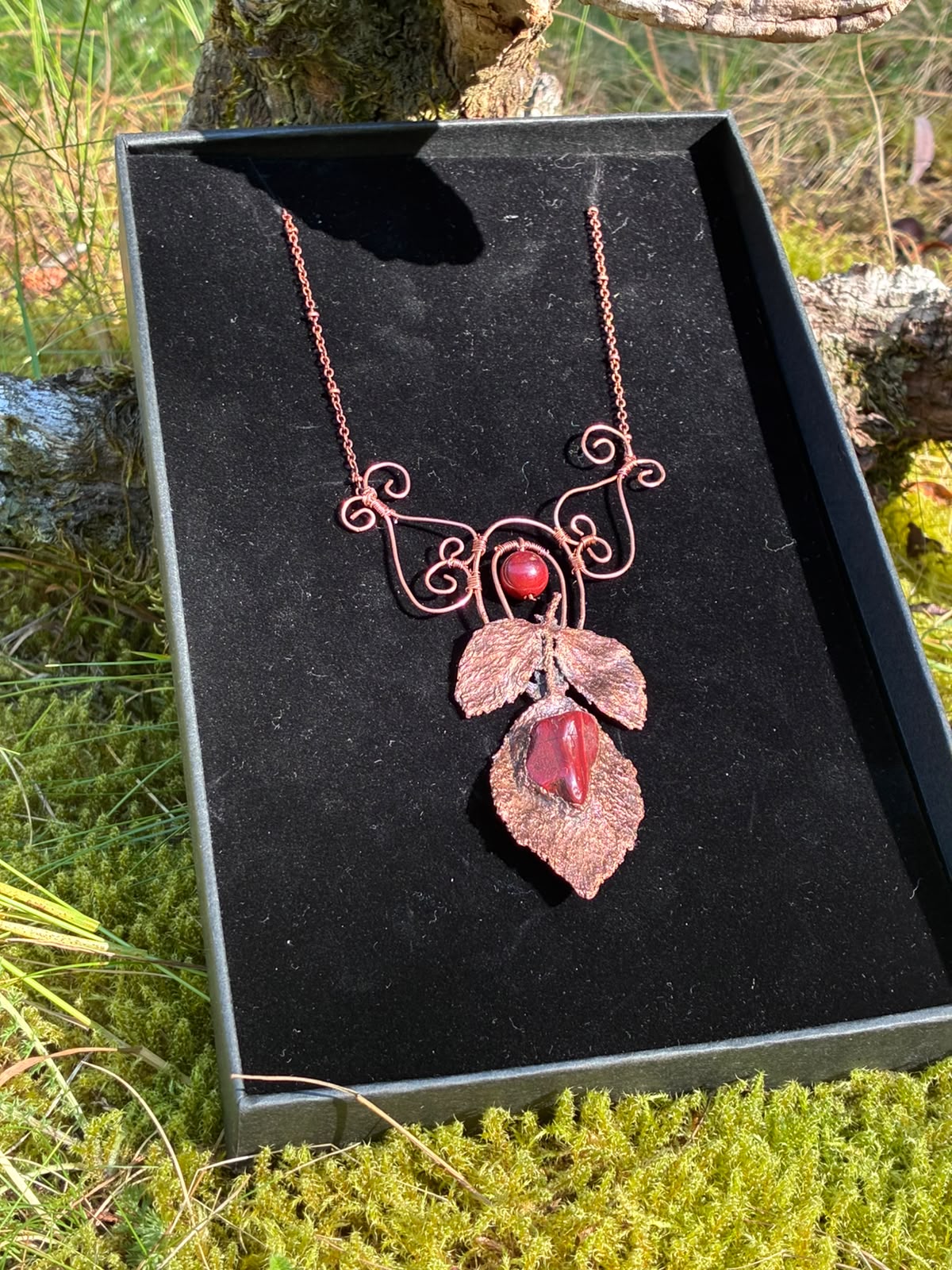Collier Isis, feuille de ronce cuivrée et jaspe rouge, pièce unique