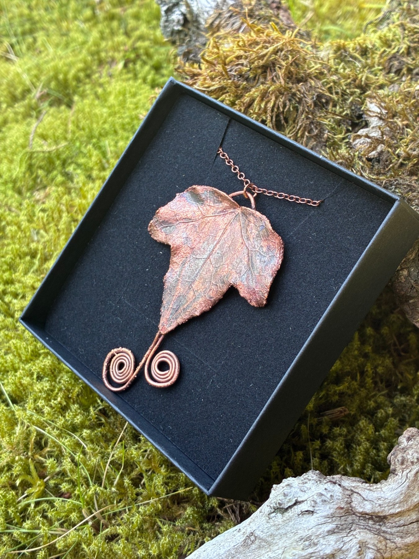 Collier en cuivre en forme de feuille de lierre en spirale, fait main dans les Pyrénées