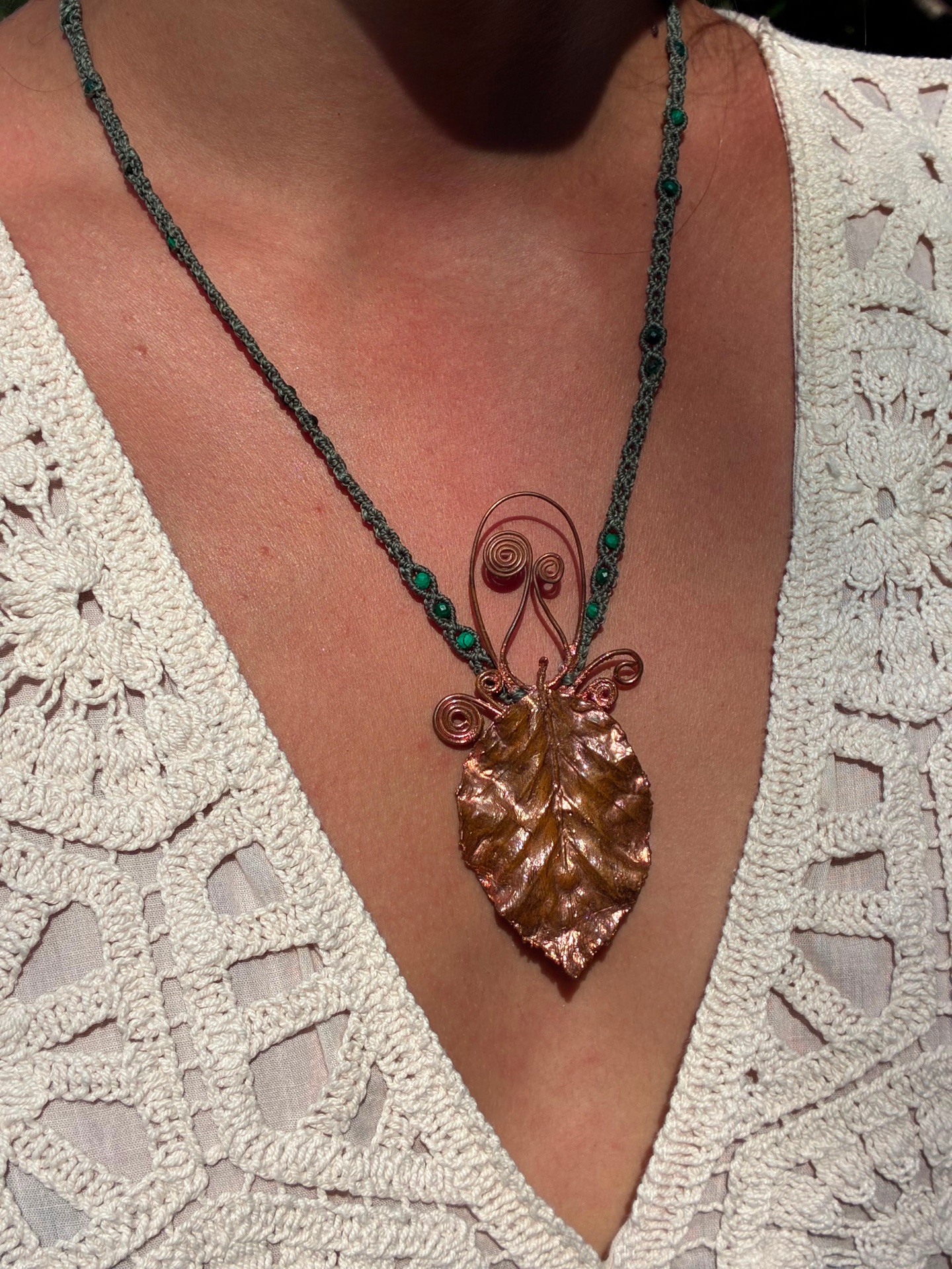 Collier Rosae, feuille de rosier cuivrée et malachite, pièce unique, vue détail