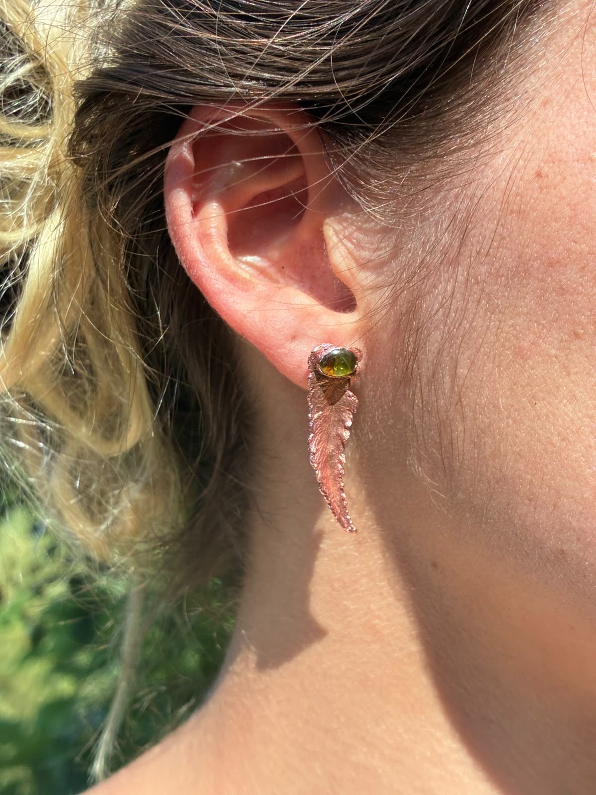 Boucles Freya, feuilles de fougère cuivrées et péridot vert, pièce unique