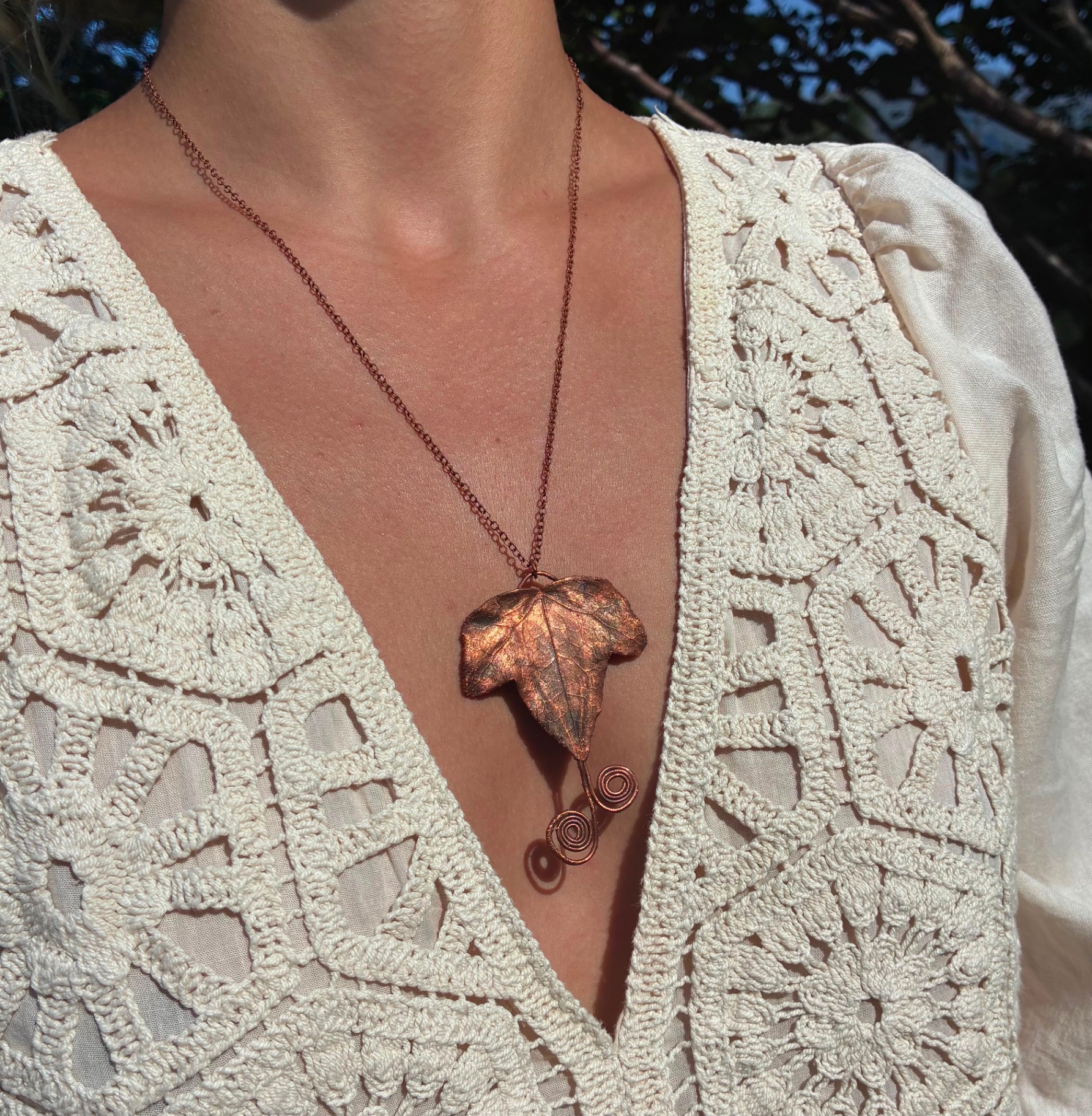 Collier Libera, lierre en spirale monté sur tiges de cuivre, pièce unique, vue détail