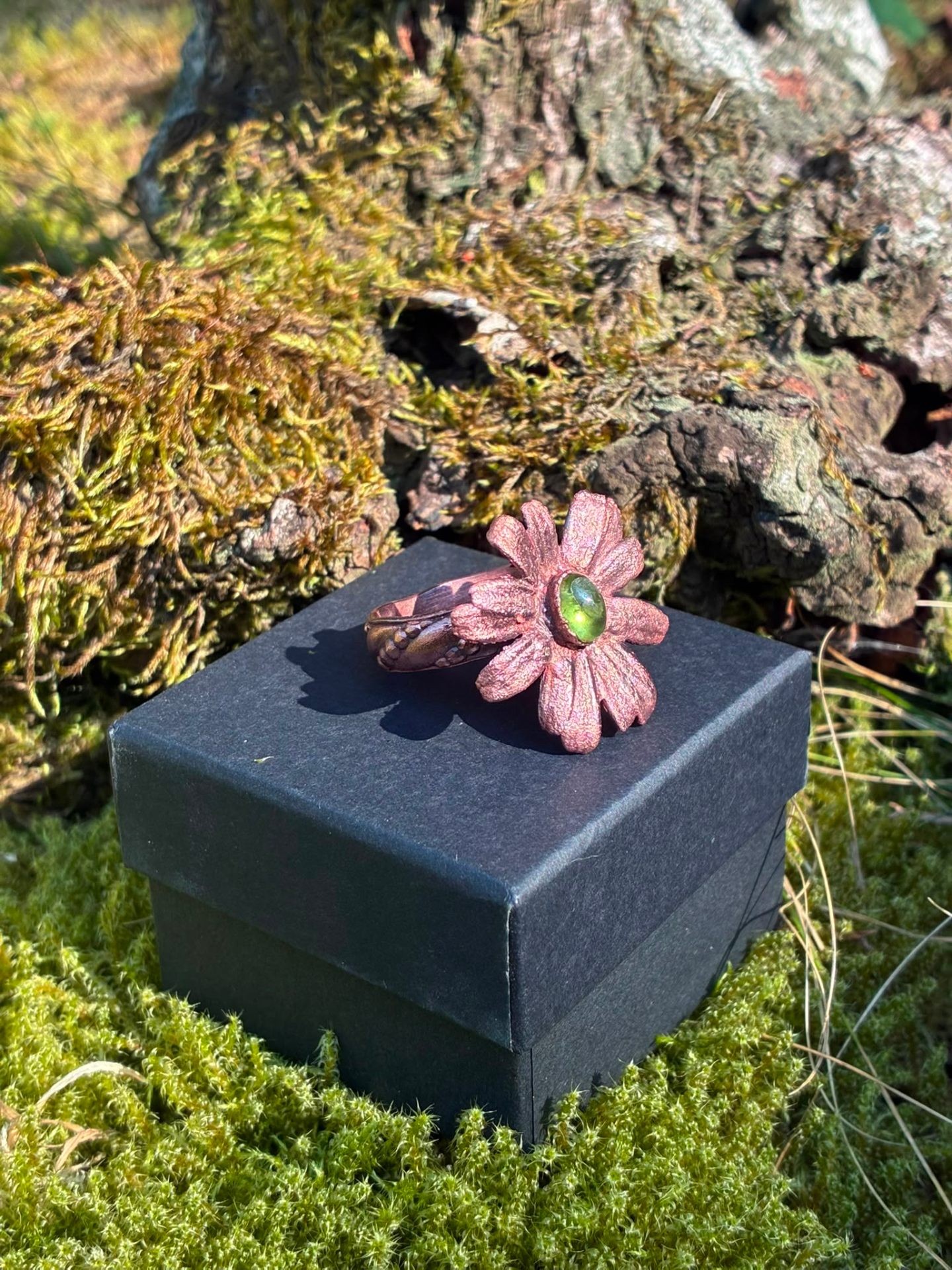Bague Daisy, marguerite cuivrée et péridot, pièce unique faite main