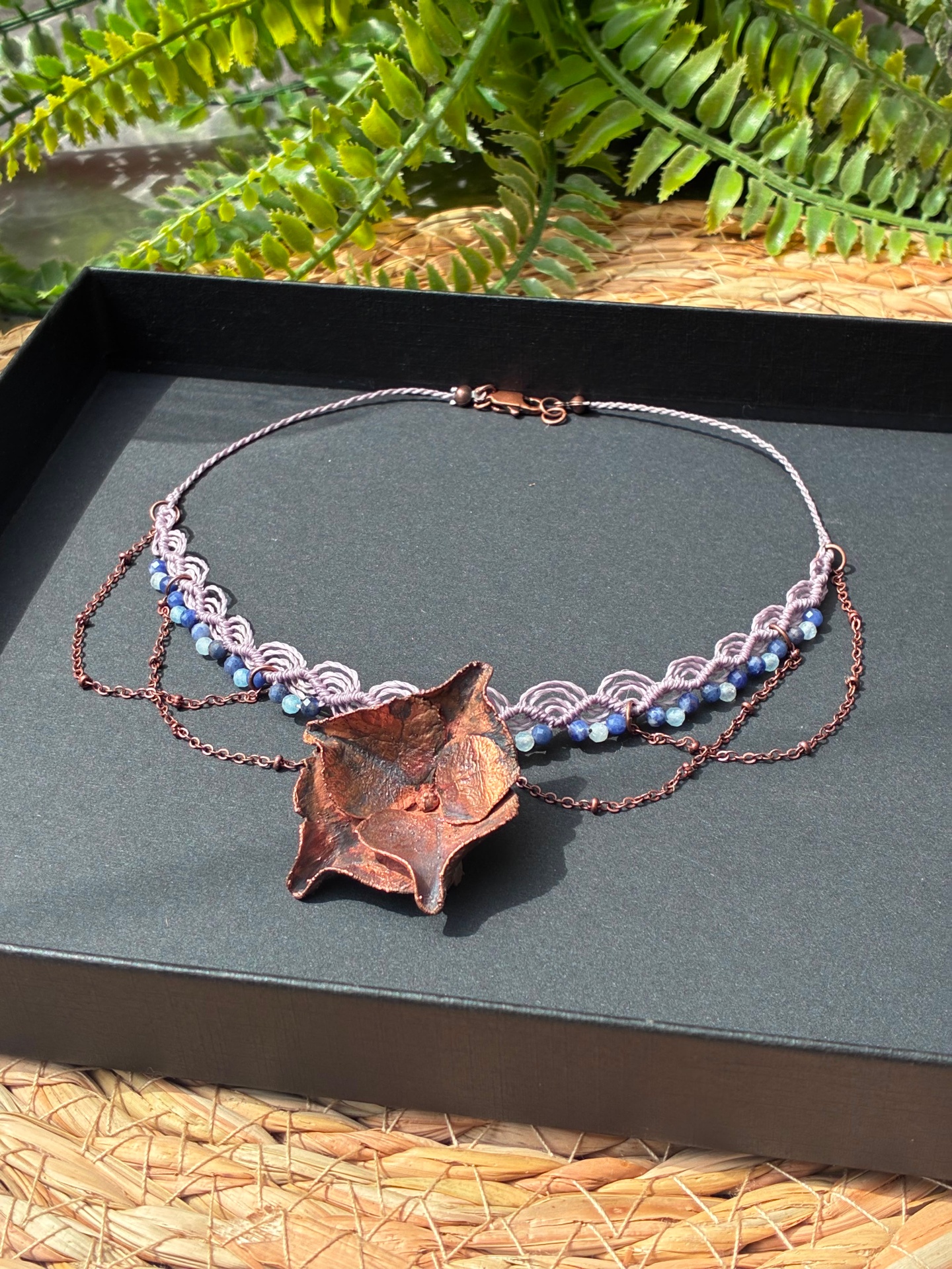Collier Hestia, hortensia bleu cuivré, sodalite et aigue-marine, pièce unique des Pyrénées, détail de patine