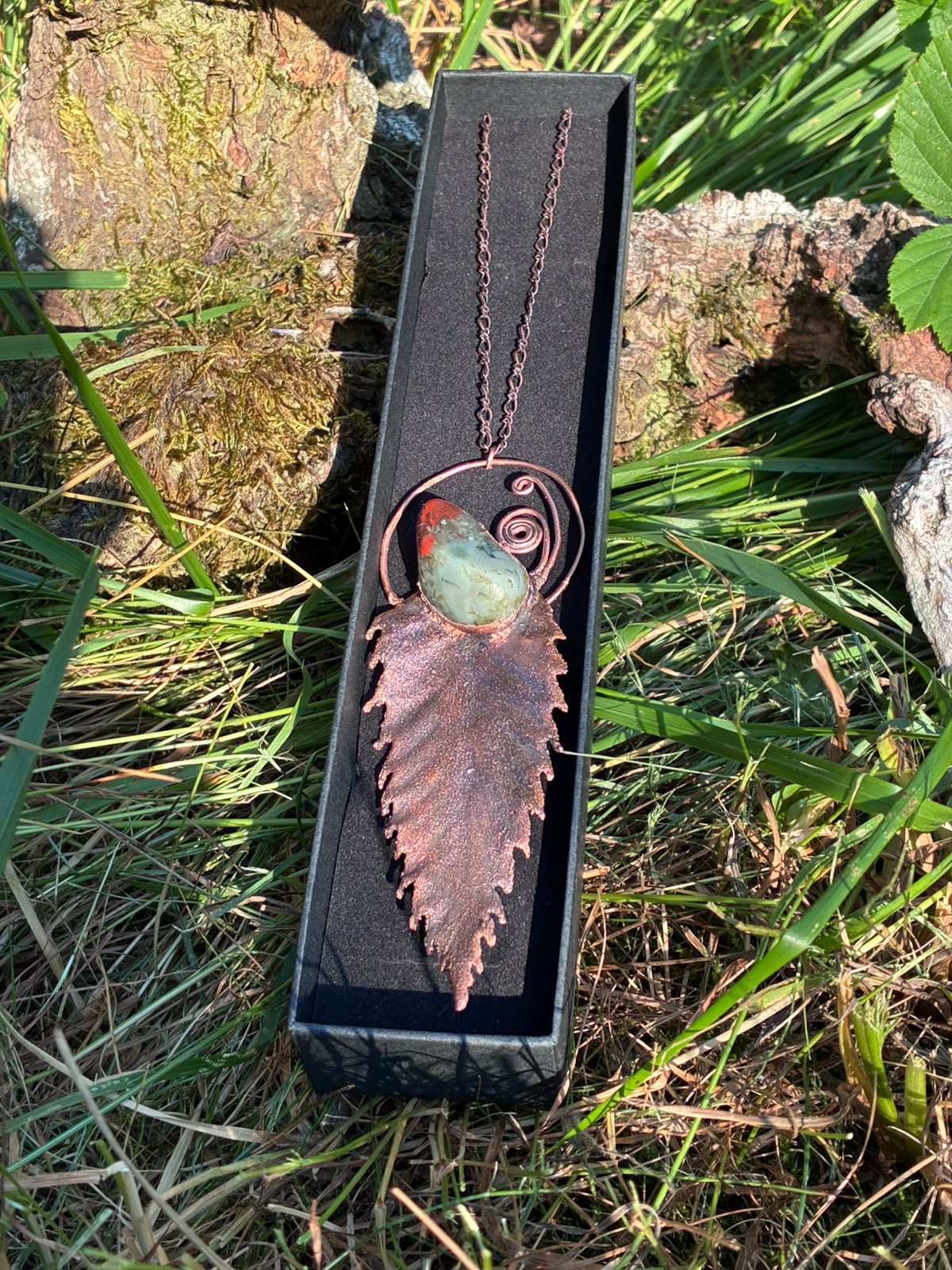 Collier Durga, feuille de châtaignier cuivrée et jaspe, pièce unique, vue détail