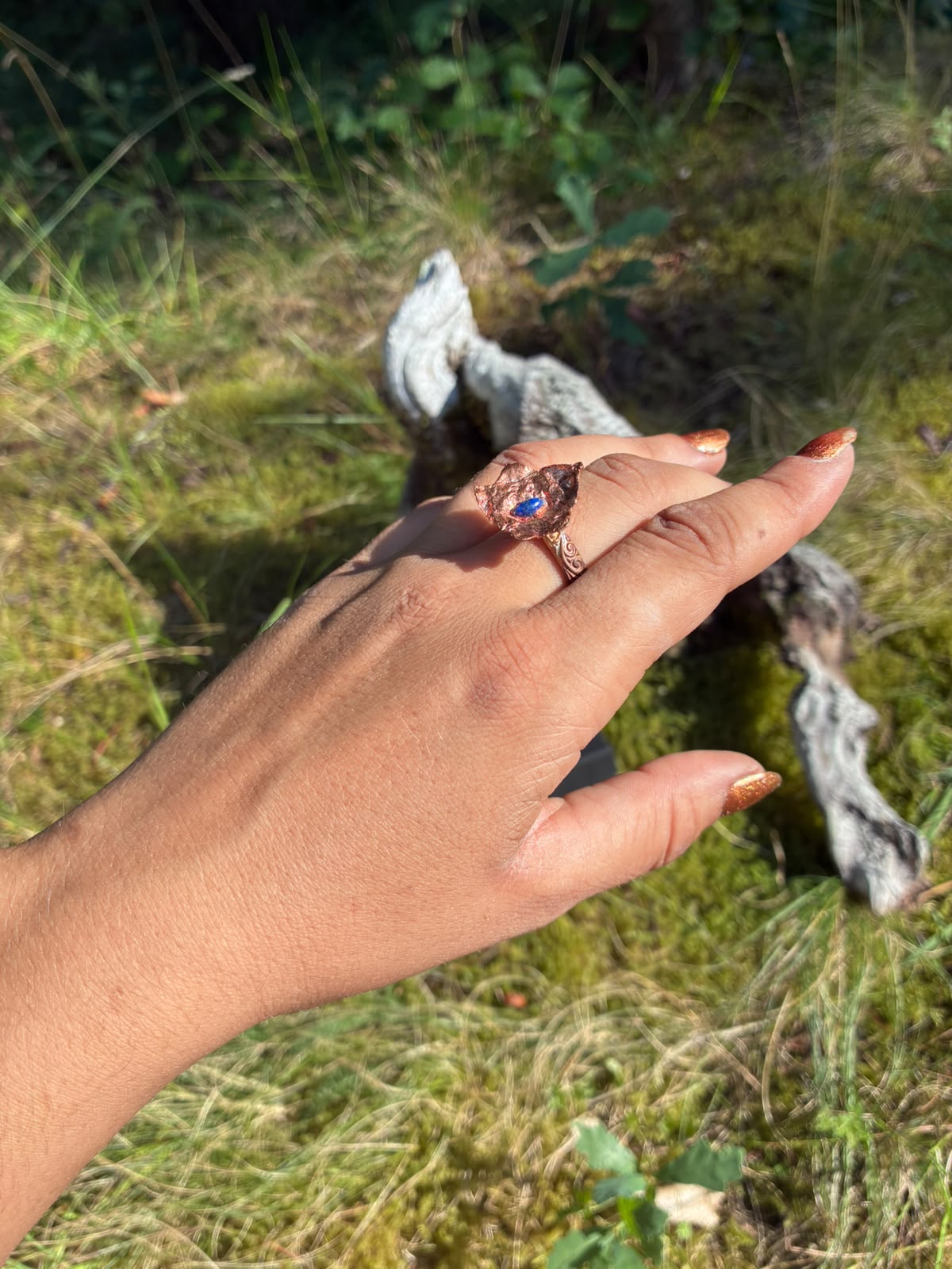 Bague Hestia, fleur d'hortensia cuivrée et lapis-lazuli, pièce unique des Pyrénées, vue détail