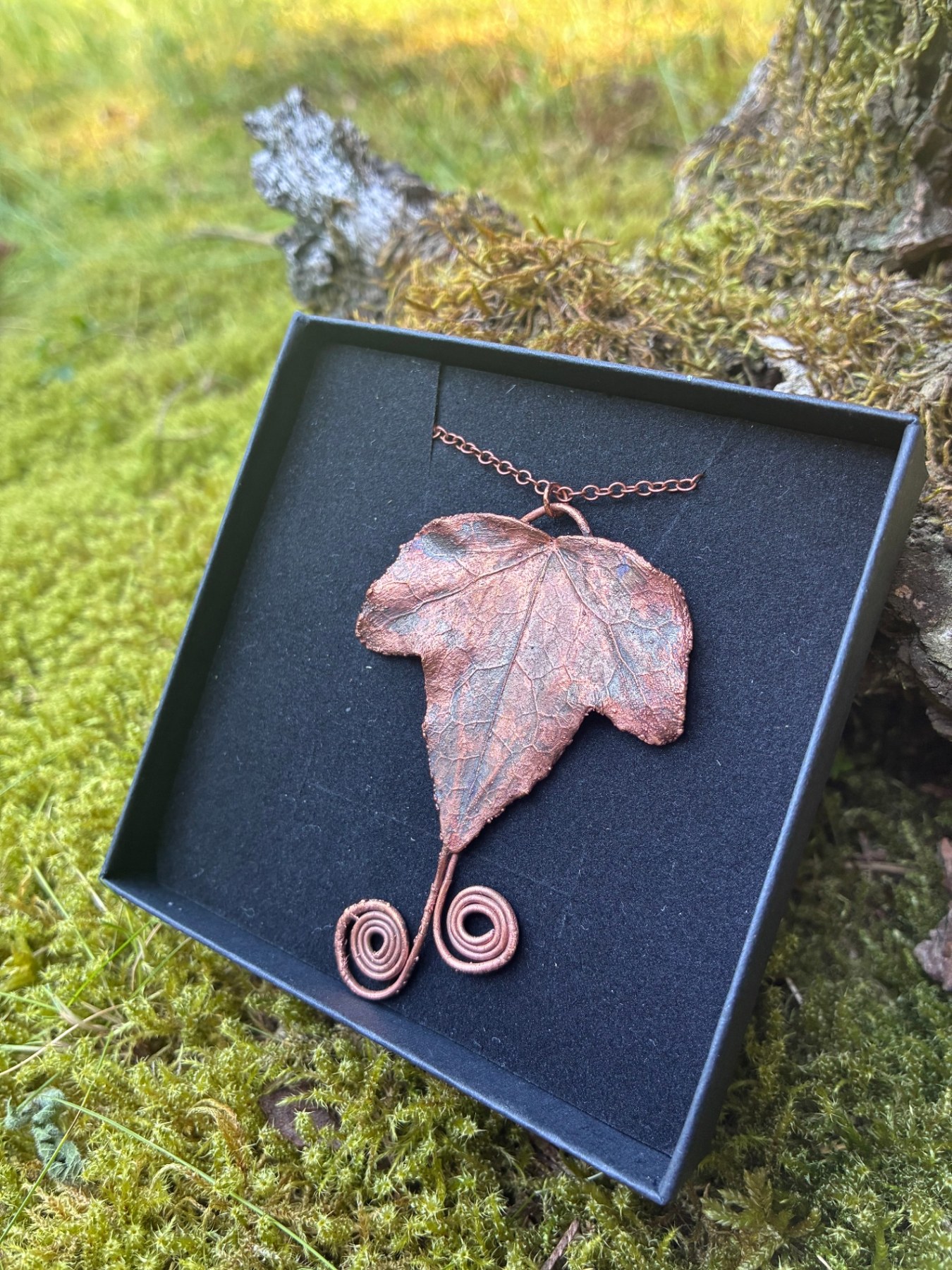 Collier en cuivre en forme de feuille de lierre en spirale, fait main dans les Pyrénées, détail de patine