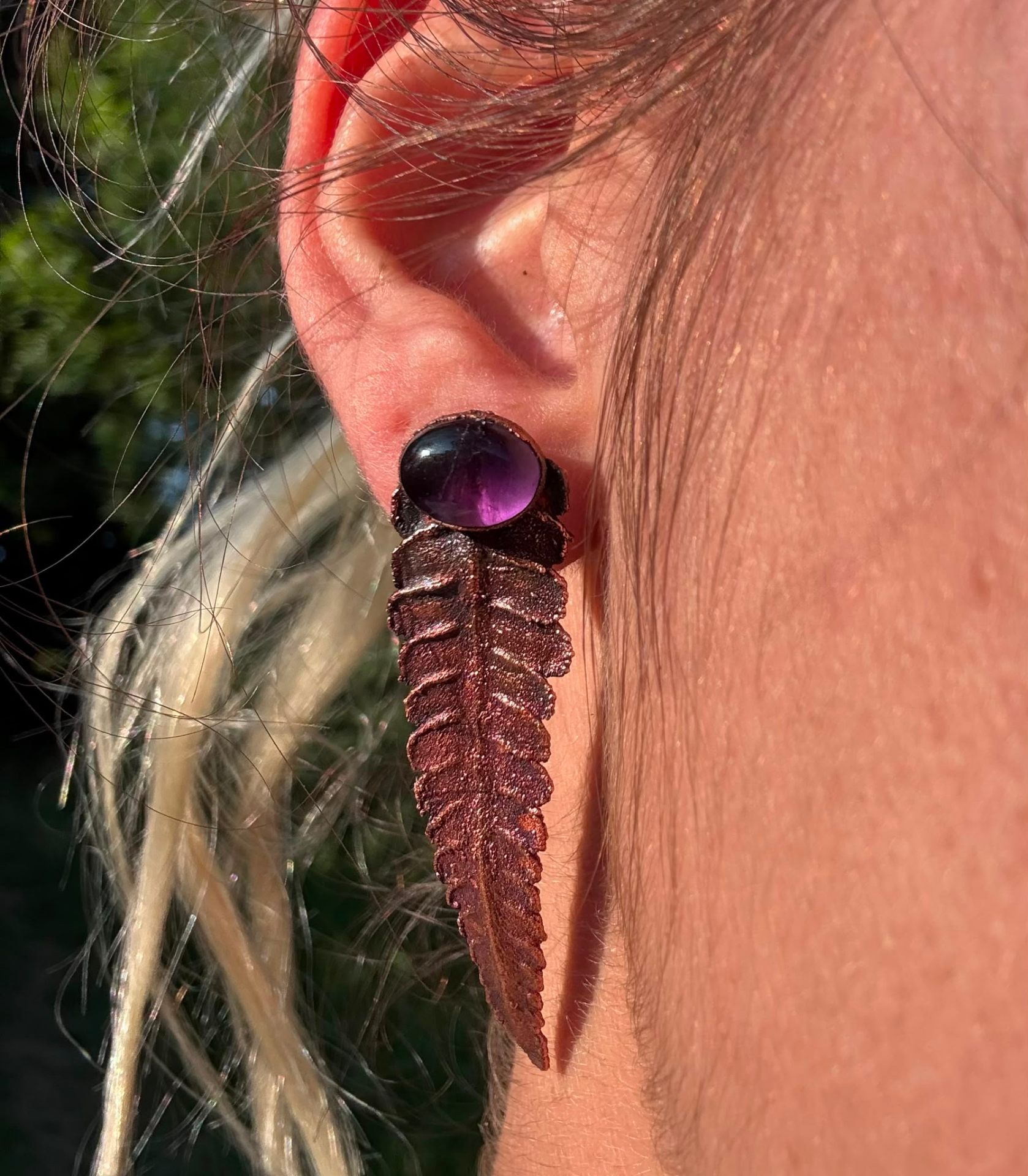 Boucles Freya, jeunes crosses de fougère cuivrées et améthyste, pièce unique, vue détail