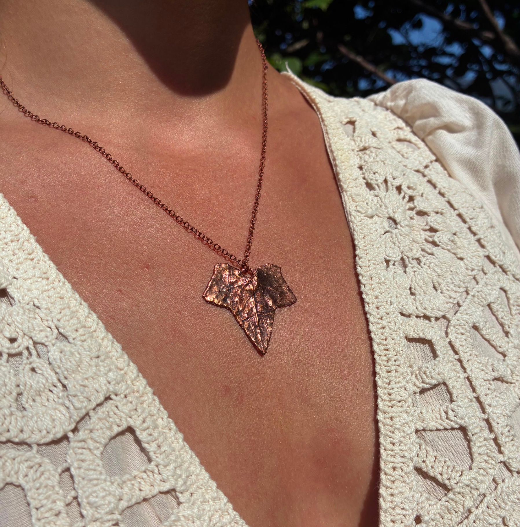 Collier Lierre Éther, feuille de lierre cuivrée sur chaîne de cuivre, pièce unique, vue détail