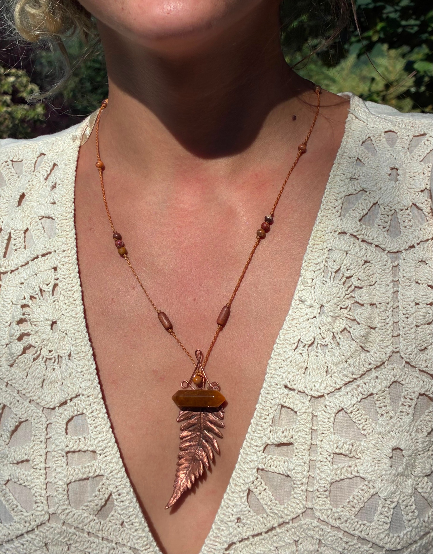 Collier Freya, feuille de fougère cuivrée et pierre d'œil de tigre, pièce unique, vue détail
