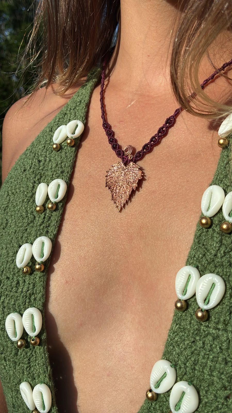 Collier Ortia, feuille d'ortie cuivrée et perles de grenat, pièce unique, vue détail