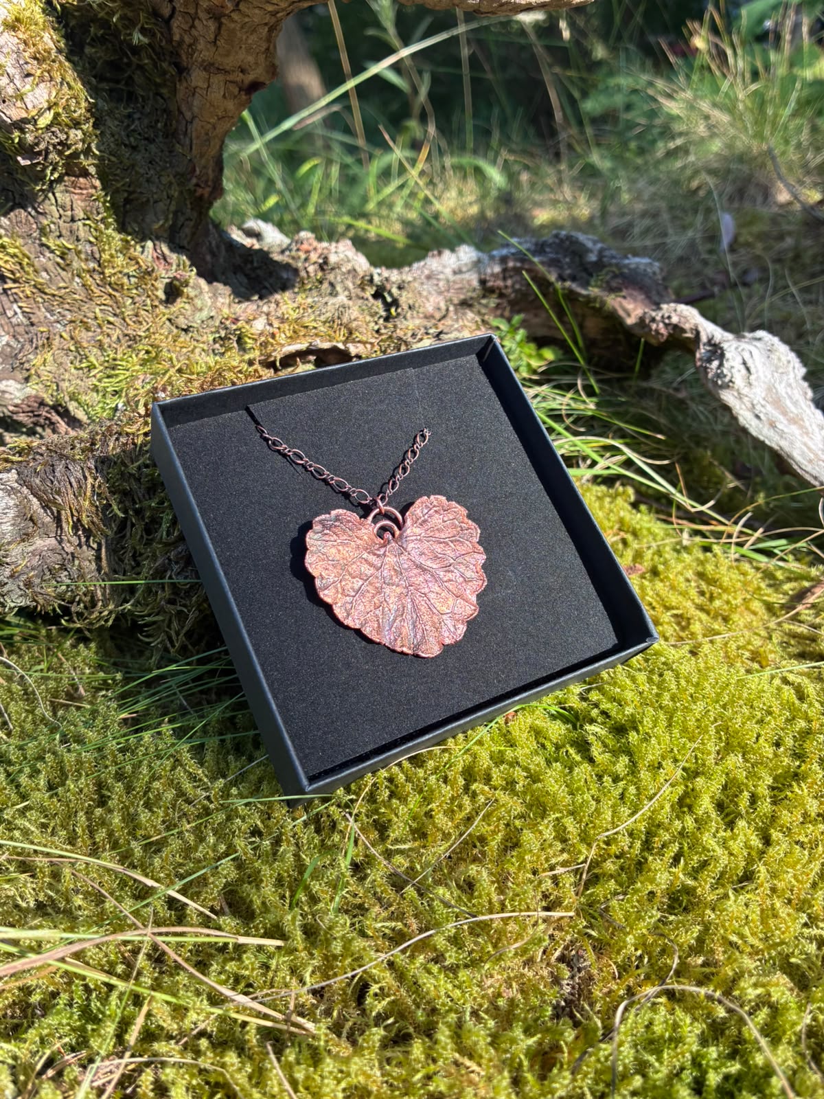 Collier Sylva, lierre terrestre cuivré sur chaîne de cuivre, pièce unique, vue détail