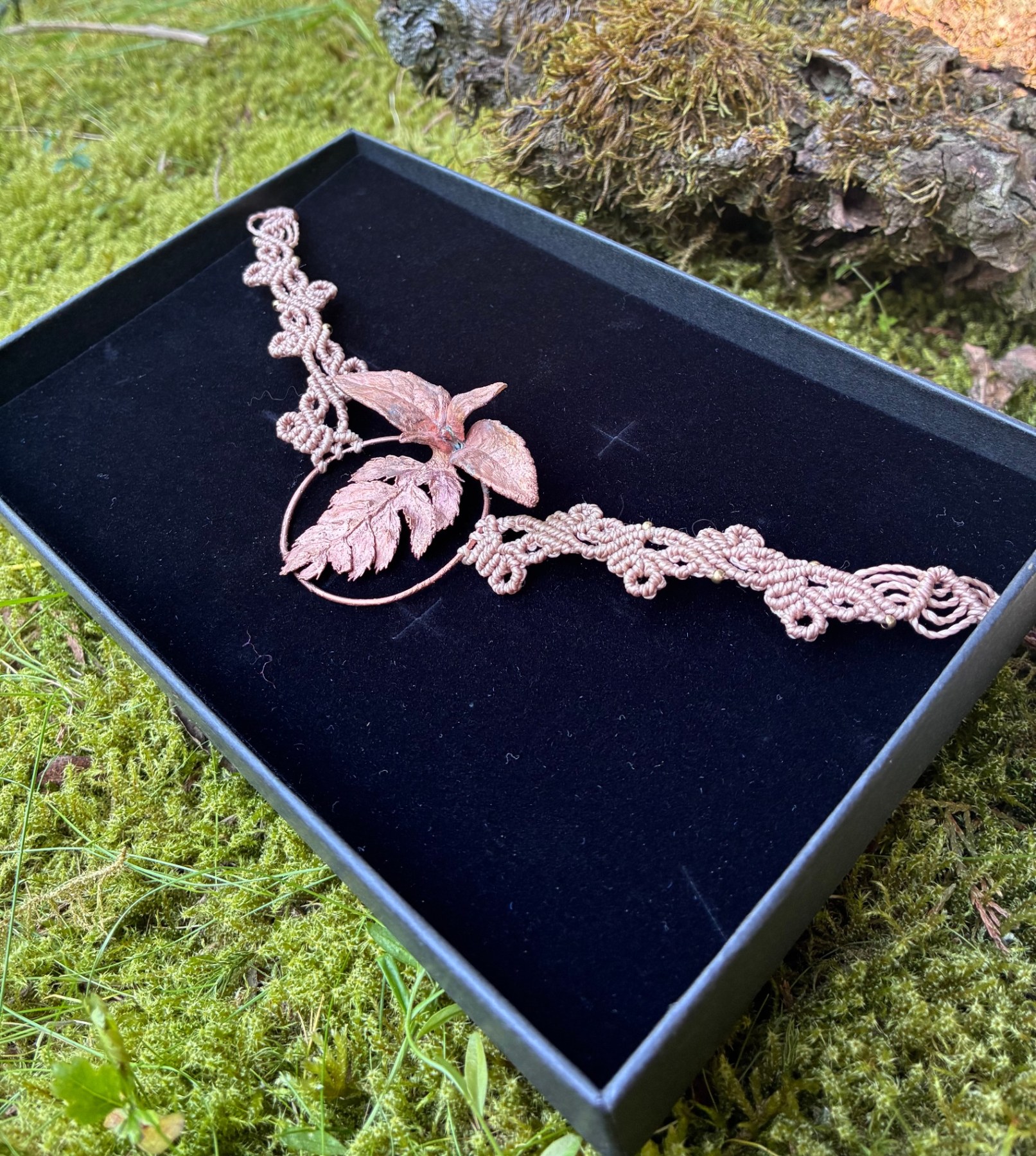 Bracelet feuille de lierre en cuivre monté sur macramé, fait main près des Pyrénées, vue détail