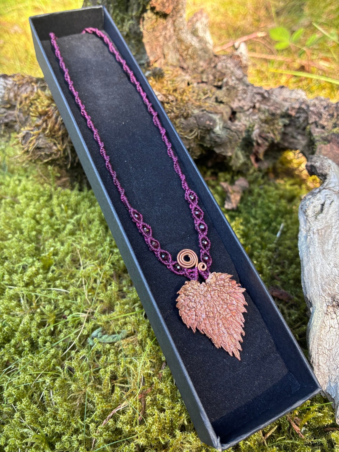 Collier feuille de prunier en cuivre aux reflets prune, bijou botanique unique
