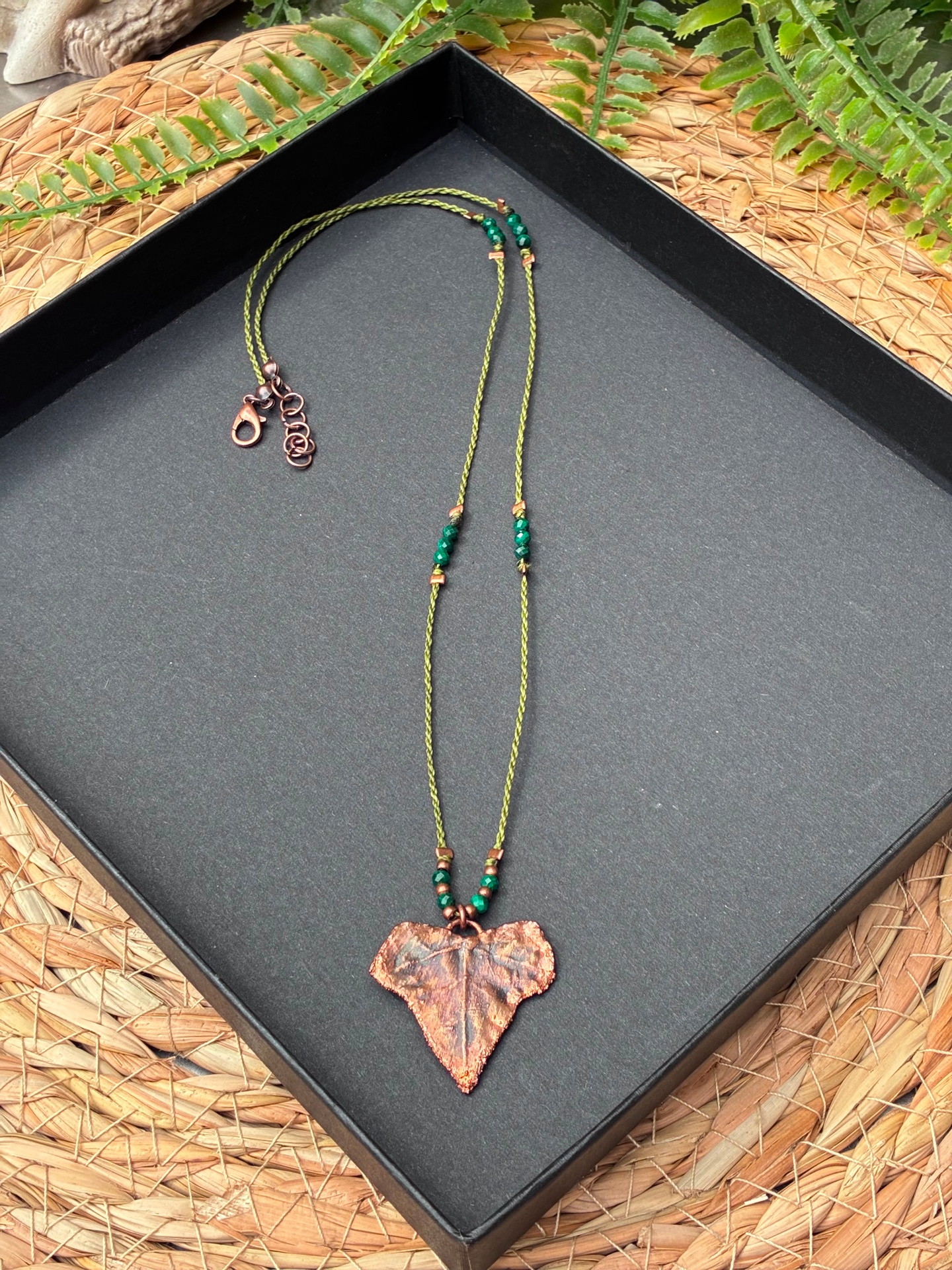 Collier Lierra, feuille de lierre cuivrée et perles de malachite, pièce unique, détail de patine