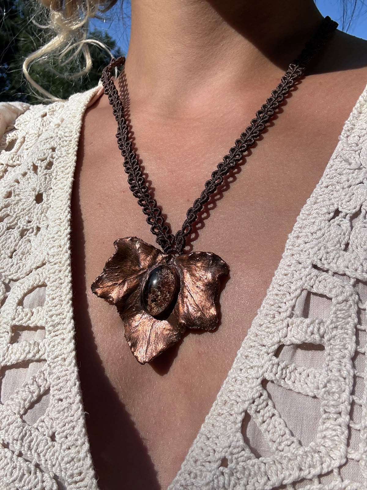 Collier Yedra, feuille de lierre cuivrée et cabochon de verre venu de Chine, vue détail