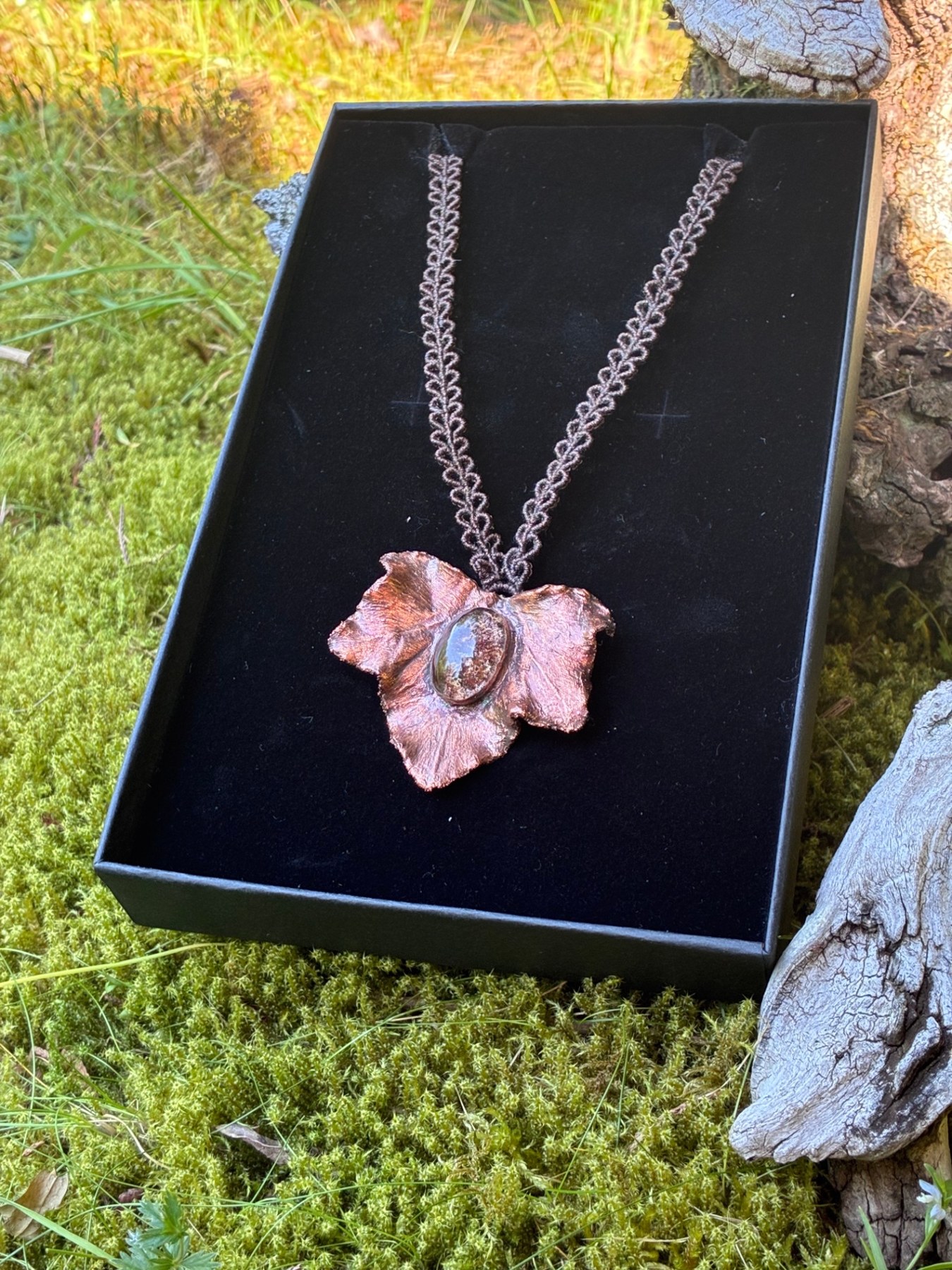 Collier feuille de lierre en cuivre, cabochon vert, fait main dans les Pyrénées