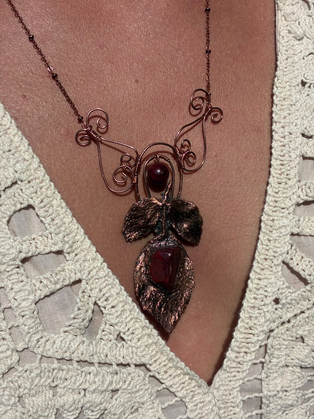 Collier Isis, feuille de ronce cuivrée et jaspe rouge, pièce unique, vue détail