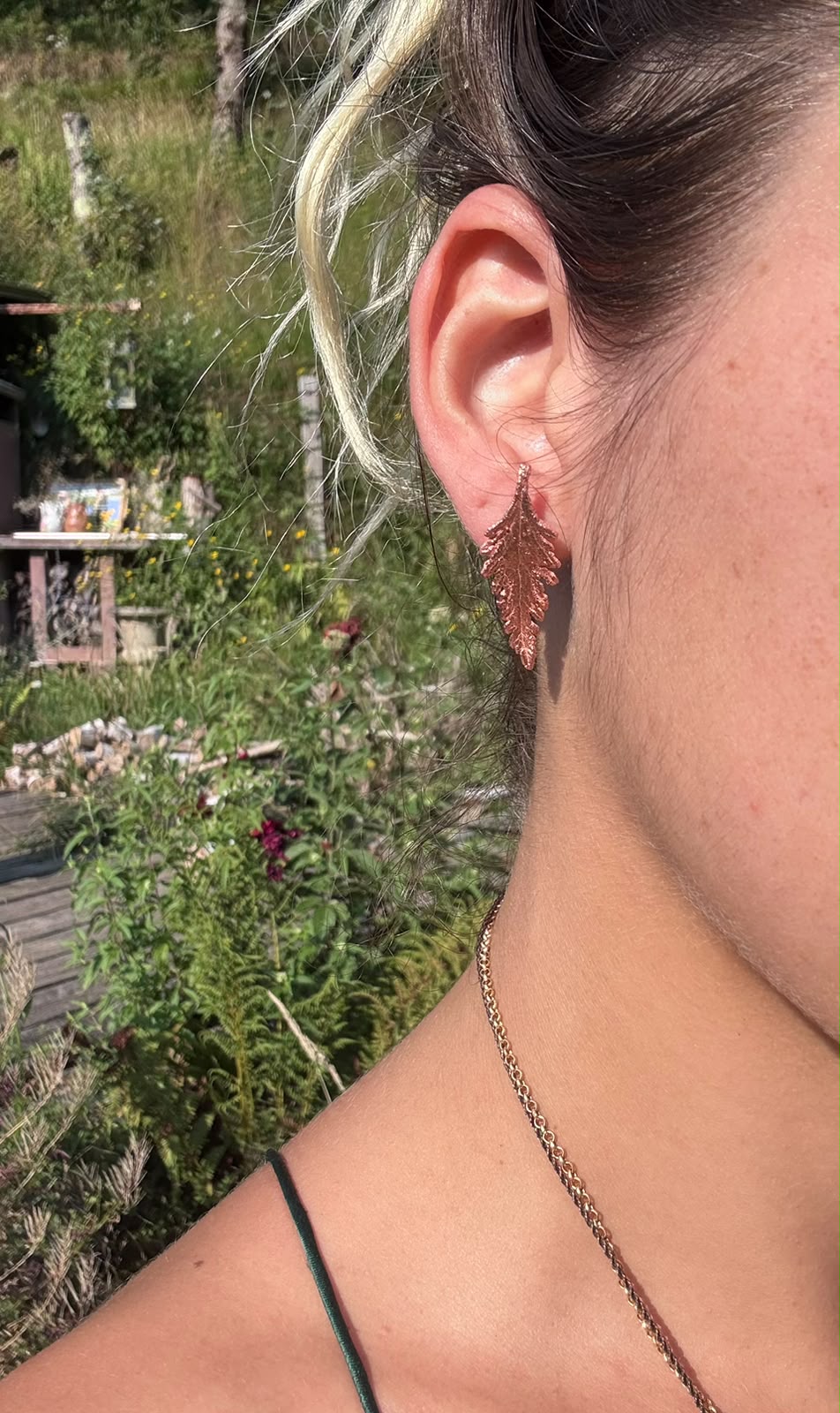 Boucles clou Verveina, petite feuille de verveine cuivrée, faite main, détail de patine